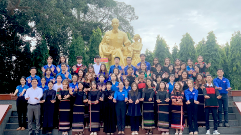 Những bông hoa khơi dậy khát vọng vươn xa cho thế hệ trẻ dân tộc thiểu số (8/1/2024)