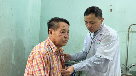 Bác sĩ quân hàm xanh 10 năm xa gia đình sang Lào “cắm” bản (23/1/2024)