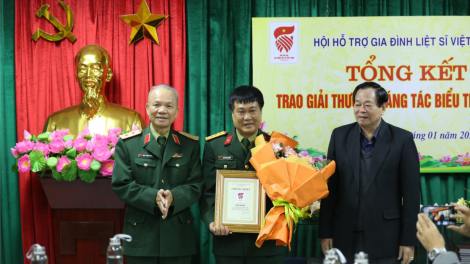 Hội Hỗ trợ gia đình liệt sĩ Việt Nam trao giải cuộc thi sáng tác biểu trưng (Logo) của Hội