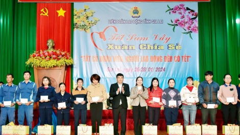 Chủ tịch Hội đồng Dân tộc tặng quà Tết cho người lao động tại Gia Lai (27/1/2024)