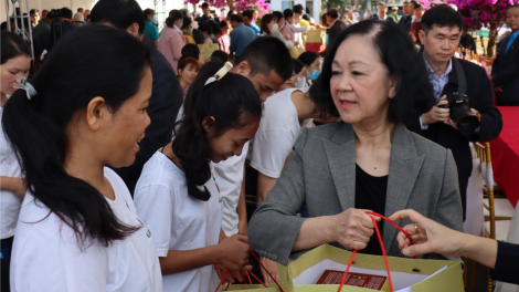 Thường trực Ban Bí thư Trương Thị Mai 
thăm, tặng quà tết cho công nhân khu công nghiệp (14/01/2024)