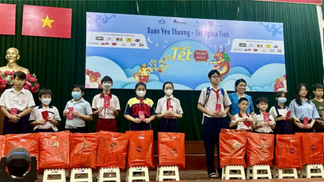 Mang hơi ấm mùa xuân đến với trẻ em nghèo (21/1/2024)