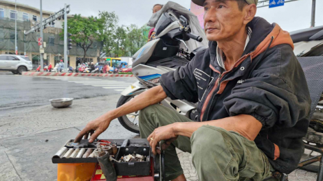 Người đàn ông nghèo 30 năm sửa xe miễn phí ở Đà Nẵng (05/01/2024)