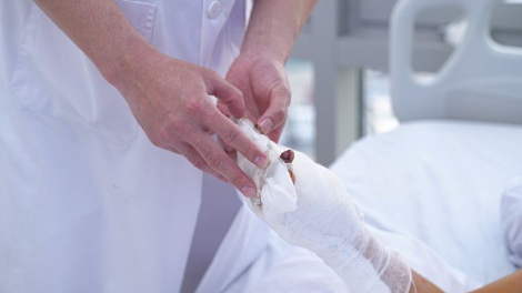 Lên mạng học tự chế pháo nổ, nam sinh bị dập nát bàn tay (10/1/2024)