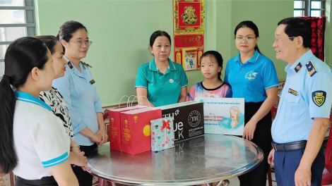 Mẹ đỡ đầu chắp cánh ước mơ cho trẻ mồ côi (15/10/2024)