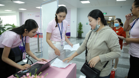 Trao 2.010 suất tầm soát ung thư cho phụ nữ khó khăn (20/10/2024)