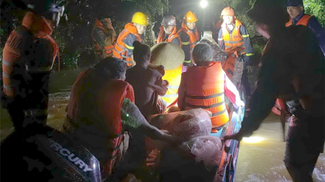 Quảng Trị: Lũ lên nhanh, kịp thời đưa người dân vùng lũ đến nơi an toàn (28/10/2024)