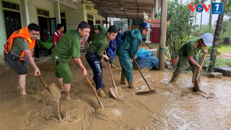 Quảng Trị huy động lực lượng giúp dân dọn bùn non sau lũ (31/10/2024)
