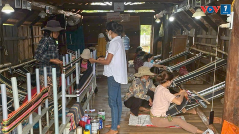 Trao cần câu cho người nghèo yếm thế (16/10/2024)