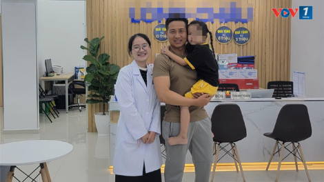 Nữ bác sĩ nhanh trí cứu sống bé bị hóc kẹo bịt đường thở (15/10/2024)