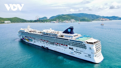 Du lịch tàu biển đến vịnh Nha Trang gặp khó ( 06/10/2024)