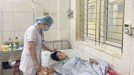 Áo blue đẫm bùn nước, cứu người bệnh trong mưa lũ (29/09/2024)