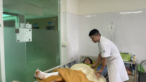 Áo blue đẫm bùn nước, cứu người bệnh trong mưa lũ (05/10/2024)