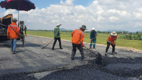 “Vượt nắng” trên công trường Dự án Cao tốc Bắc-Nam đoạn qua Hà Tĩnh (4/10/2024)