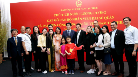 THỜI SỰ 12H TRƯA 10/11/2024: Chủ tịch nước Lương Cường thăm cán bộ, nhân viên Đại sứ quán cùng đại diện cộng đồng người Việt Nam đang sinh sống, làm việc và học tập tại Chile.