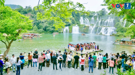 Khu cảnh quan Thác Bản Giốc, Việt Nam - Đức Thiên, Trung Quốc đón hàng ngàn du khách sau khi vận hành chính thức (05/11/2024)