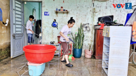 Người dân Đà Nẵng dọn dẹp nhà cửa sau mưa lớn (05/11/2024)