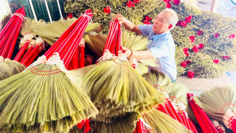 Làng nghề chổi đót Chiêm Sơn, huyện Duy Xuyên tất bật vào vụ sản xuất Tết (13/11/2024)