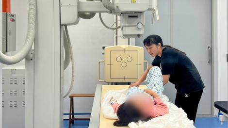 Bệnh nhi gãy xương đùi được phẫu thuật bằng phương pháp ít xâm lấn (3/11/2024)