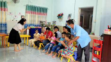 Tấm lòng của các giáo viên dạy học sinh khiếm khuyết (17/11/2024)