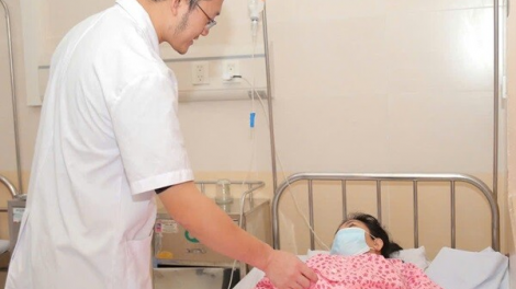 Đau bụng 3 ngày nhưng cố chịu, người phụ nữ ở Hà Nội phải cắt bỏ toàn bộ buồng trứng (02/12/2024)