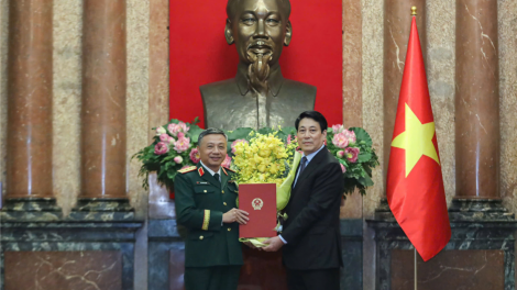 Chủ tịch nước Lương Cường trao Quyết định thăng quân hàm Thượng tướng cho đồng chí Lê Quang Minh (11/12/2024)