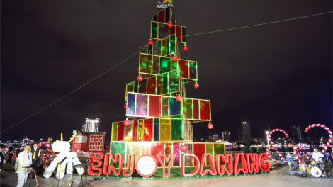 Thắp sáng cây thông ánh sáng bên sông Hàn Đà Nẵng (17/12/2024)