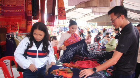 Phiên chợ Tết xuyên biên giới (25/12/2024)