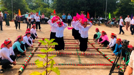 Bảo tồn, phát huy bản sắc văn hóa truyền thống các dân tộc thiểu số gắn với phát triển du lịch (15/12/2024)