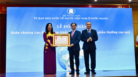 Ủy ban Nhà nước về người Việt Nam ở nước ngoài nhận Huân chương Lao động hạng Nhất (lần thứ 2) (25/12/2024)