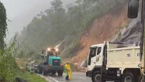 Sạt lở, gần 40 phương tiện và 200 người bị mắc kẹt trên đèo Khánh Lê, Khánh Hòa (15/12/2024)
