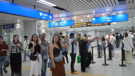 Đầu tuần đi làm bằng metro, người dân TP.HCM không phải chen chúc (23/12/2024)