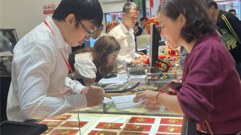 Người dân Hà Nội xếp hàng mua vàng ngày vía Thần Tài (19/2/2024)