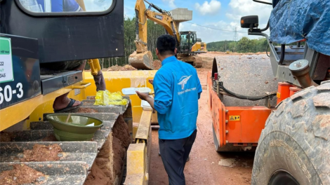 Cơm trưa trên công trường, làm xuyên đêm để kịp tiến độ xây dựng cao tốc Bắc - Nam (25/2/2024)