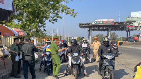 Ấm lòng người trên đường qua Đắk Nông về quê ăn Tết (03/02/2024)