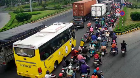 Bến Tre, Tiền Giang: ngày đầu về quê ăn Tết, ùn tắc giao thông liên tục khu vực cầu Rạch Miễu (07/02/2024)