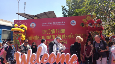 Lì xì du khách “xông đất” ở Bình Thuận (10/2/2024)