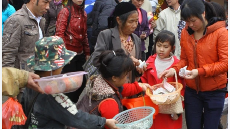 Giải pháp nào chấn chỉnh nạn ăn xin làm phiền du khách tại các lễ hội? (19/2/2024)