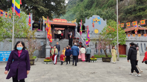 Người dân và du khách đi lễ chùa đầu xuân (12/2/2024)