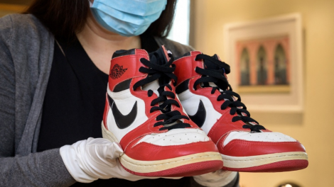 Giày của huyền thoại bóng rổ Michael Jordan được bán với giá kỷ lục 8 triệu USD (4/2/2024)