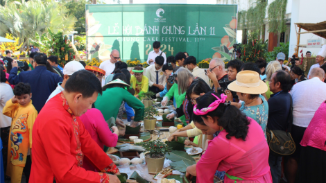 Người dân diện áo dài du xuân (08/02/2024)