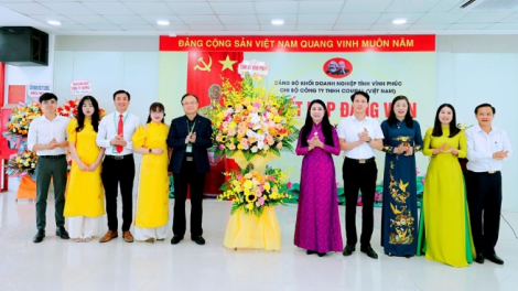 Phát triển đảng trong doanh nghiệp ngoài nhà nước: Hạt nhân chính trị giúp doanh nghiệp phát triển. (27/02/2014)