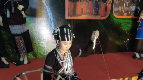 Rực rỡ sắc màu trang phục phụ nữ Lự ngày xuân (14/2/2024)