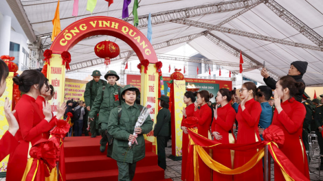 Thanh niên Hà Nội phấn khởi lên đường nhập ngũ (26/2/2024)