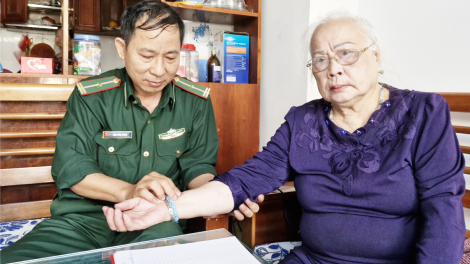 Thầy thuốc quân hàm xanh khám bệnh miễn phí cho người nghèo (23/2/2024)