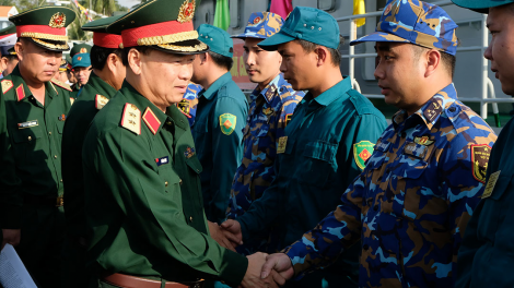 Tư lệnh Quân khu 5 chúc mừng tàu Hải đội dân quân thường trực hoàn thành nhiệm vụ trên biển (16/2/2024)