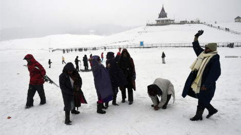 Du khách quốc tế đổ về khu du lịch Gulmarg ở Ấn Độ (5/2/2024)