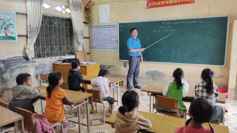 Thầy giáo người Tày ươm khát vọng thoát nghèo cùng Chi bộ bản Mông (1/2/2024)