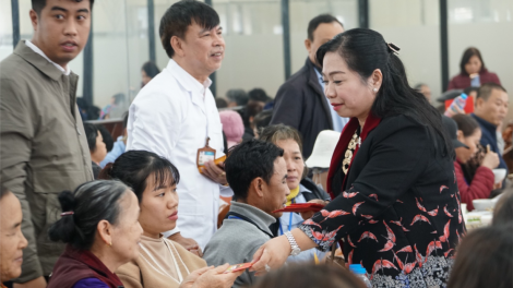Ấm áp bữa cơm gặp mặt và những chuyến xe đưa bệnh nhân về quê đón Tết (01/02/2024)