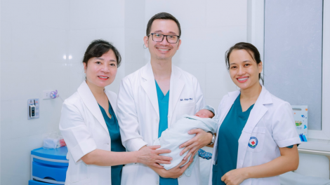 Tặng 700 suất quà cho người bệnh trong tuần lễ khám, tư vấn miễn phí vô sinh, hiếm muộn 2024